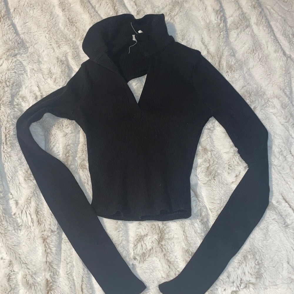 Long sleeve stretch crop top.